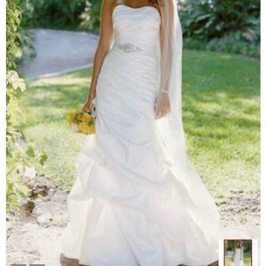 NWT David’s Bridal Gown size 4